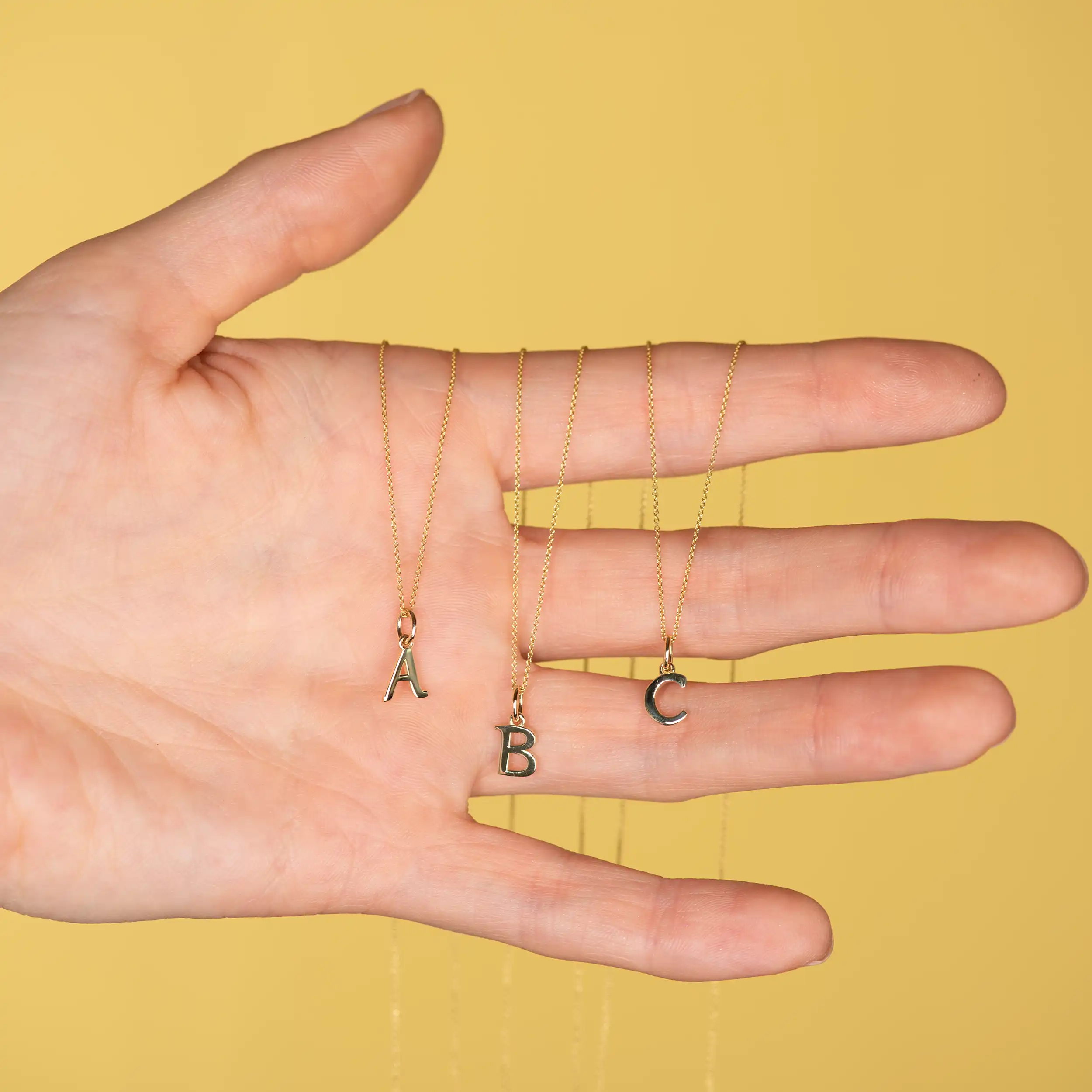 Anhänger Gold Buchstaben