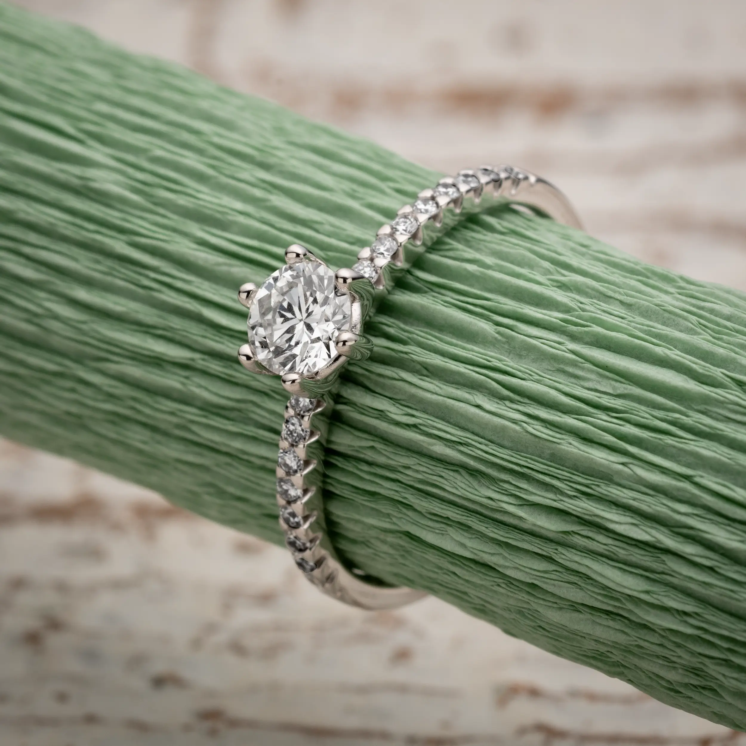 Weissgold Ring Diamant 0.65ct 6er Stotzen-Solitaire Pave