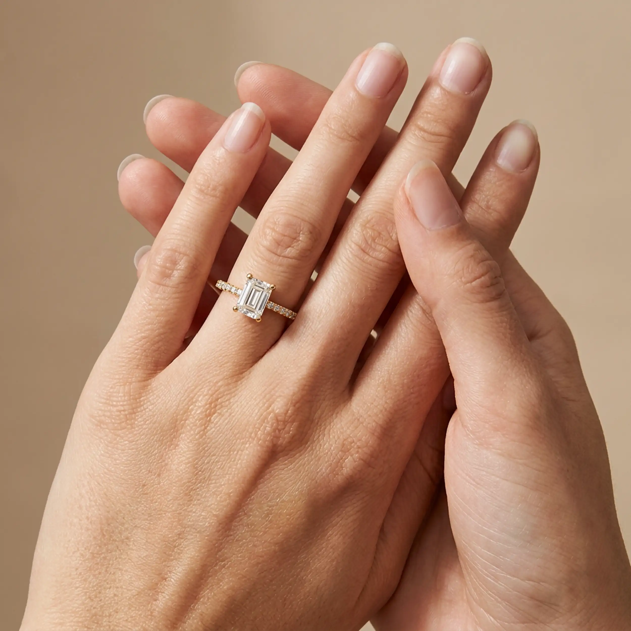 Gold Ring Diamant 0,76ct Emerald Cut + Vollschliff 4er Krappenfassung Solitär Pavé