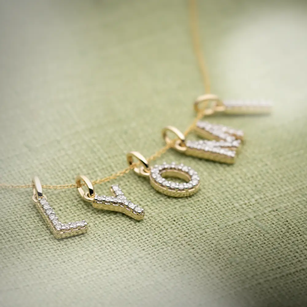 Buchstaben Schmuck mit Diamanten