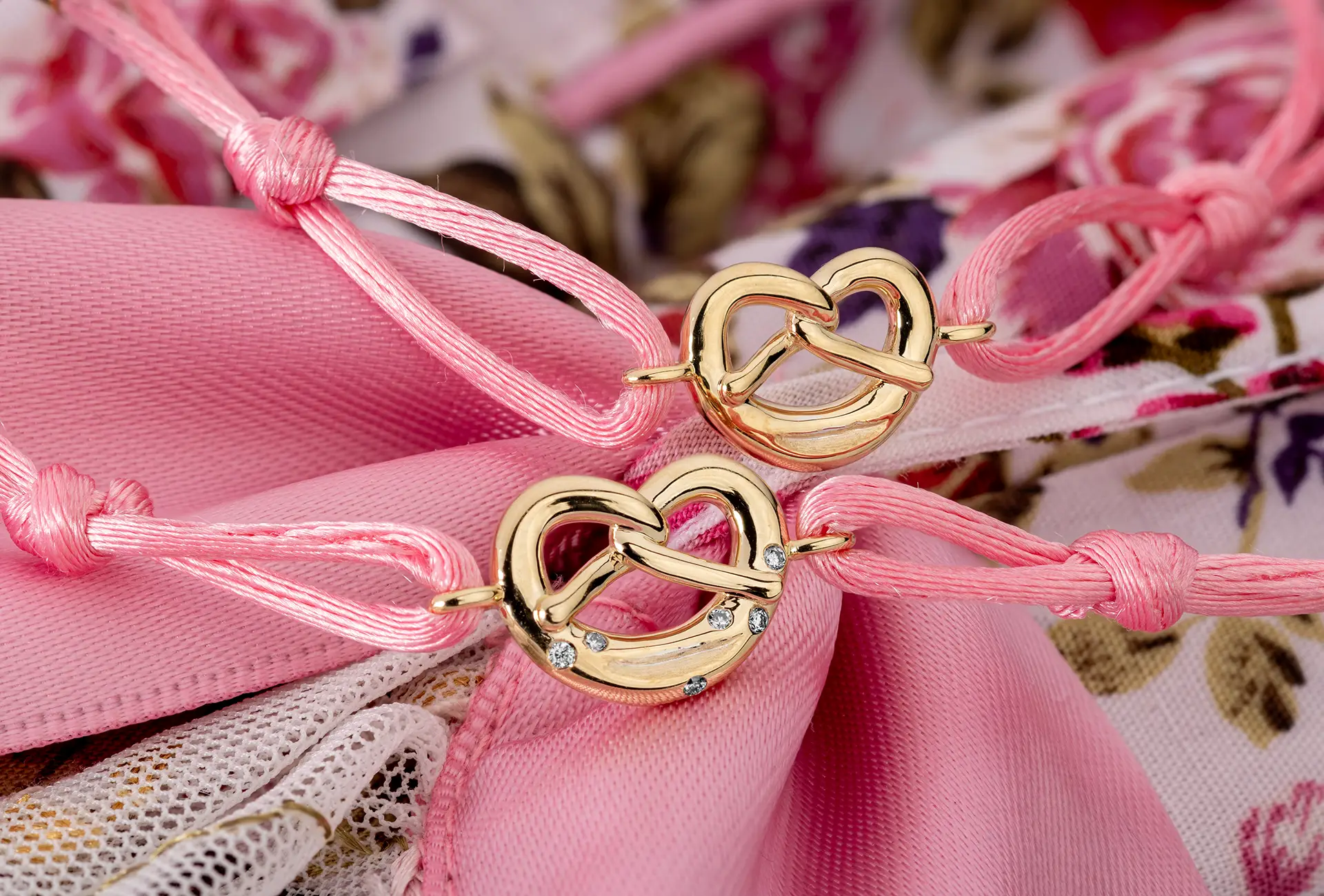 Brezeln aus Gold als Armband oder Collier